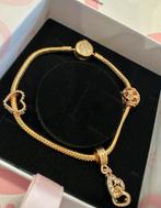 Pandora armband goudkleur met 3 bedels + doosje, Verzenden, Zo goed als nieuw, Goud, Met bedels of kralen
