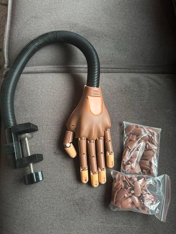 Oefenhand Manicure + Oefennagels beschikbaar voor biedingen