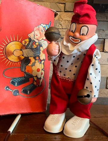 Antiek clowntje met mechanisme in doos beschikbaar voor biedingen