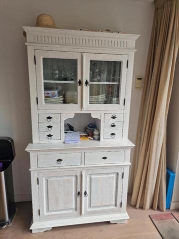 koloniale kast geverfd beschikbaar voor biedingen