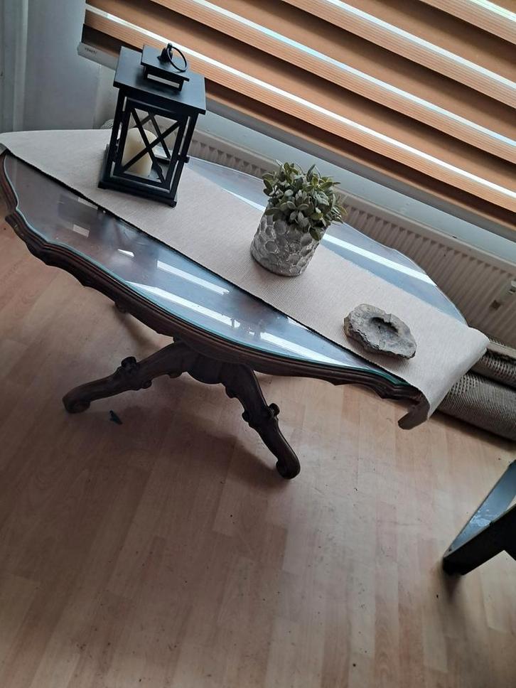 Antieke salontafel met glasplaat , en een leren bankstel, Huis en Inrichting, Tafels | Salontafels, Zo goed als nieuw, 50 tot 75 cm