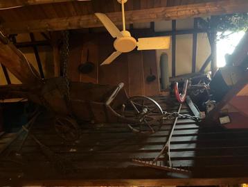 Houten kruiwagen met ijzeren wielen beschikbaar voor biedingen