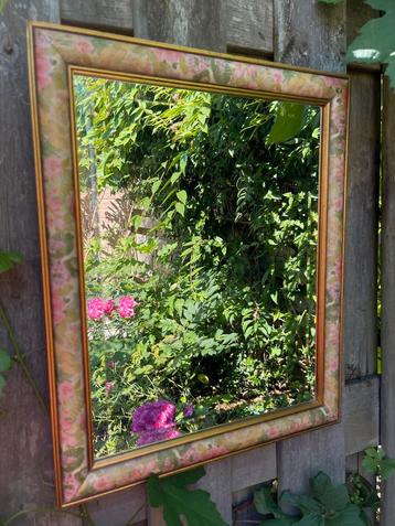 Vintage facet spiegel met houten lijst in goud met bloemen 