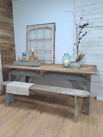 Oude eettafel, verweerd hout, robuust houten tafel beschikbaar voor biedingen