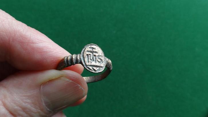Religieuze ring IHS 17e eeuw Bodemvondst, Antiek en Kunst, Antiek | Religie, Ophalen of Verzenden