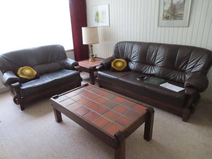 SALONTAFEL (DONKER EIKEN + BRUIN TEGELBLAD) GRATIS, Huis en Inrichting, Tafels | Salontafels, Gebruikt, Minder dan 50 cm, 50 tot 100 cm