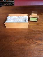 Vintage bedje met nachtkastje Poppenhuis, Verzamelen, Verzenden, Gebruikt, Poppenhuis
