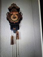 klok met Houtsnijwerk, Antiek en Kunst, Ophalen of Verzenden