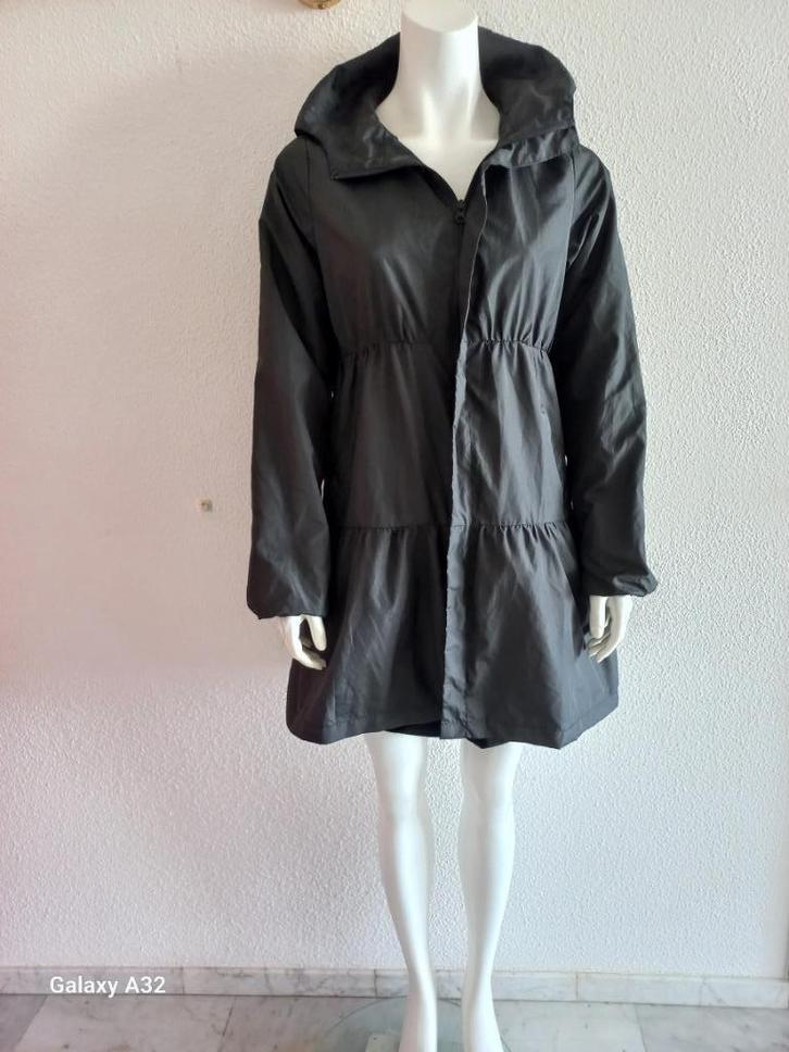 Zwarte regenjas met capuchon, jas van HEMA Maat S, Kleding | Dames, Jassen | Zomer, Zo goed als nieuw, Maat 36 (S), Zwart, Ophalen of Verzenden