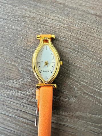 Elegant Nieuw Quartz Dameshorloge met Oranje Band beschikbaar voor biedingen