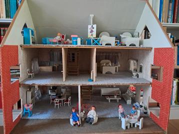 Poppenhuis met meubels en "bewoners" beschikbaar voor biedingen