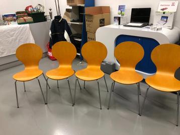 Mooie stijlvolle houte stoelen beschikbaar voor biedingen