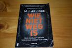 boek Wie niet weg is  door MJ Arlidge ISBN 978 90 225 8736 2, Gelezen, Ophalen of Verzenden