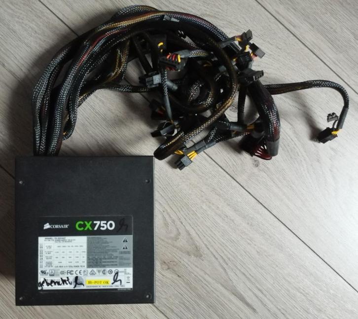 Corsair 750 watt voeding, Computers en Software, Interne voedingen, Zo goed als nieuw, Verzenden