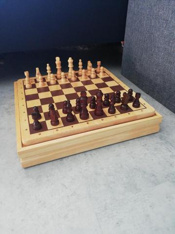 Verhoogd houten schaakbord met houten stukken  beschikbaar voor biedingen