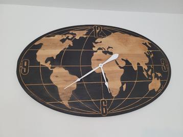 Grote wereldkaart wandklok beschikbaar voor biedingen