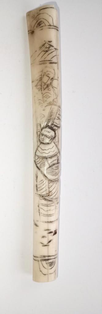 Gegraveerd bot met Chinese afbeelding. 13.8 cm lang / 1.5 cm beschikbaar voor biedingen