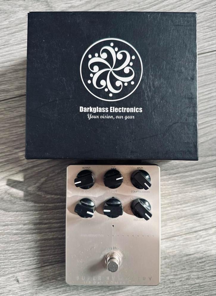 Darkglass Super Symmetry 115 GeV Compressor, Muziek en Instrumenten, Effecten, Zo goed als nieuw, Compressor, Ophalen of Verzenden
