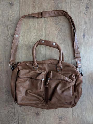 Bruine tas  beschikbaar voor biedingen