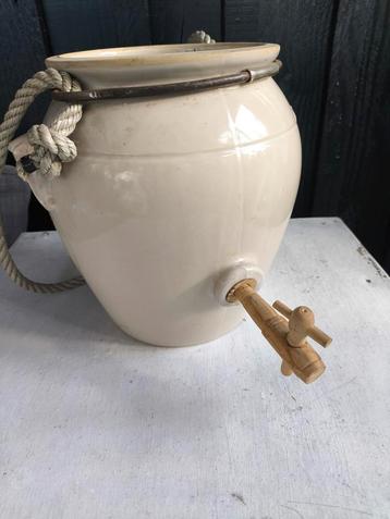 Antieke Waterkruik met Houten Kraan beschikbaar voor biedingen