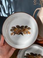 Twee vintage gebaksbordjes met bloemen, Ophalen of Verzenden, Zo goed als nieuw, Overige stijlen, Bord(en)