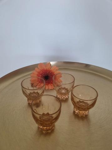 4 schattige oude antieke glaasjes oudroze  beschikbaar voor biedingen