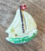 Vintage bijenwas of wascomposiet zeilboot, Overige materialen, Gebruikt, Geel, Minder dan 4 cm