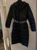 Nikkie zwarte winterjas met riem, maat M, Kleding | Dames, Jassen | Winter, Ophalen of Verzenden, Zo goed als nieuw, Zwart