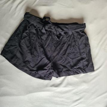 Zwarte korte broek beschikbaar voor biedingen