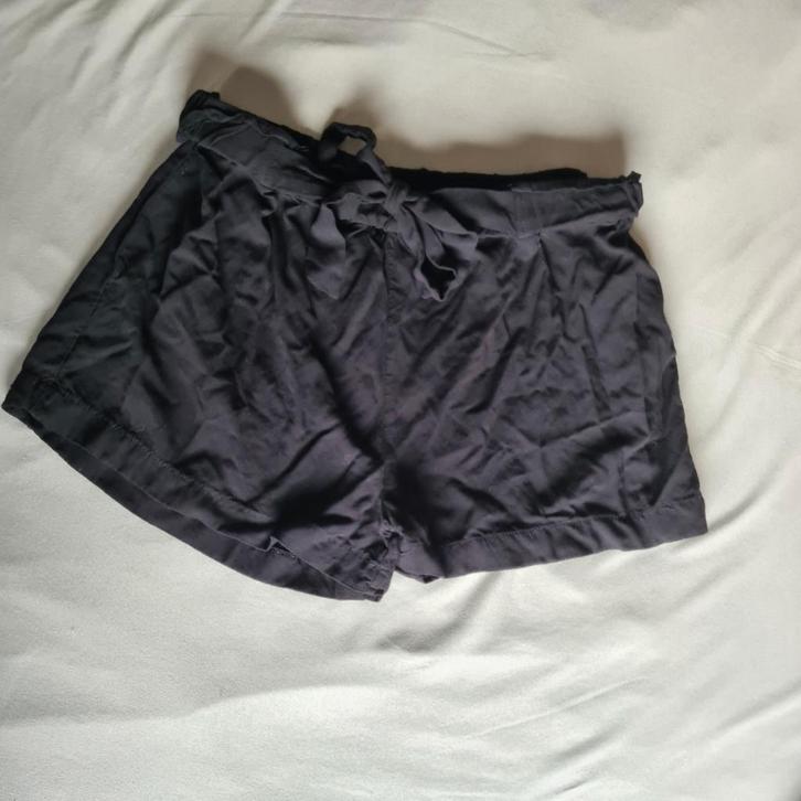 Zwarte korte broek, Kleding | Dames, Broeken en Pantalons, Gedragen, Maat 38/40 (M), Zwart, Kort, Verzenden