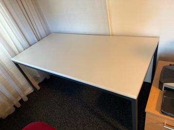 Modern Bureau Tafelblad beschikbaar voor biedingen