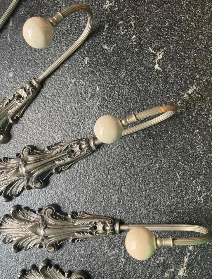 Uniek antiek-zilverkleurige wandhaken  met craquelé knop, Antiek en Kunst, Antiek | Woonaccessoires, Ophalen of Verzenden