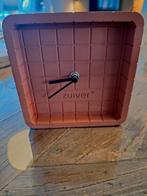 Tafelklok ZUIVER terracotta 15x15 steen/beton, Huis en Inrichting, Woonaccessoires | Klokken, Ophalen of Verzenden, Zo goed als nieuw