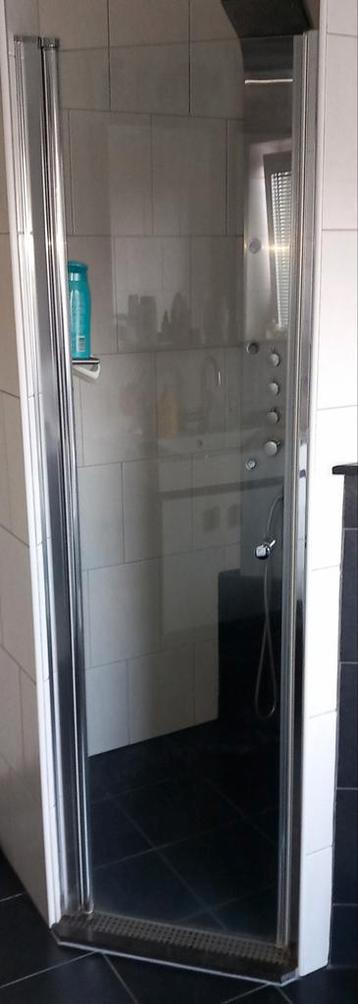 Douchedeur van glas beschikbaar voor biedingen