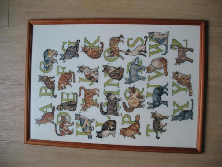 Geborduurd Katten Alfabet Ingelijst Vintage, Hobby en Vrije tijd, Borduren en Borduurmachines, Zo goed als nieuw, Overige typen