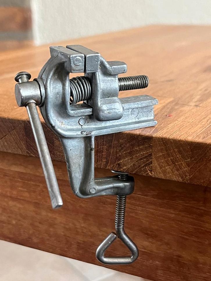 Hele kleine micro tafelklem bankschroef . 22 mm, Antiek en Kunst, Antiek | Gereedschap en Instrumenten, Ophalen of Verzenden