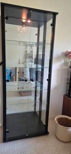 Vitrinekast, 2 deuren, spiegel, 5 planken, Ophalen, Zo goed als nieuw, 25 tot 50 cm, Glas