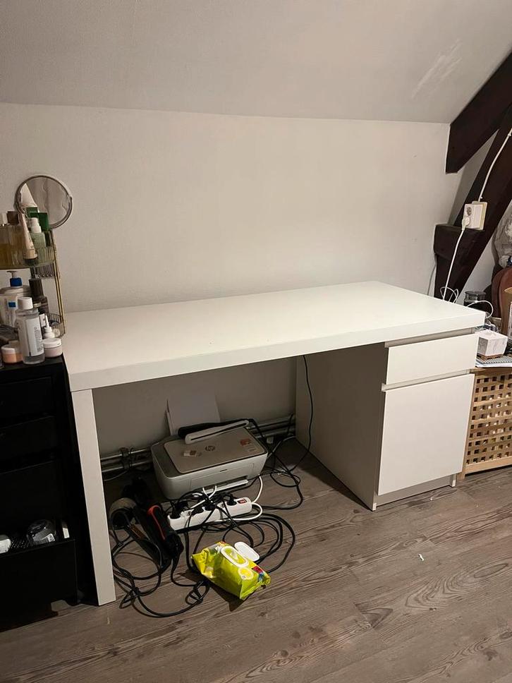 Witte Malm bureau IKEA 140x73 cm - Gebruikt, Huis en Inrichting, Bureaus, Gebruikt, Bureau, Ophalen