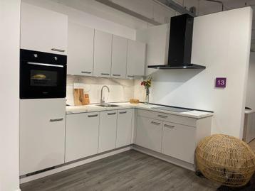 SHOWROOMKEUKEN €2.999! beschikbaar voor biedingen