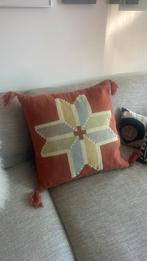 Vintage wollen kelim kussen met tassels / franjes, Ophalen of Verzenden, Gebruikt, Rood, Vierkant