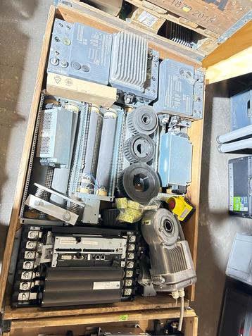 Partij Elektronica: Omvormers, Motoren, etc. beschikbaar voor biedingen