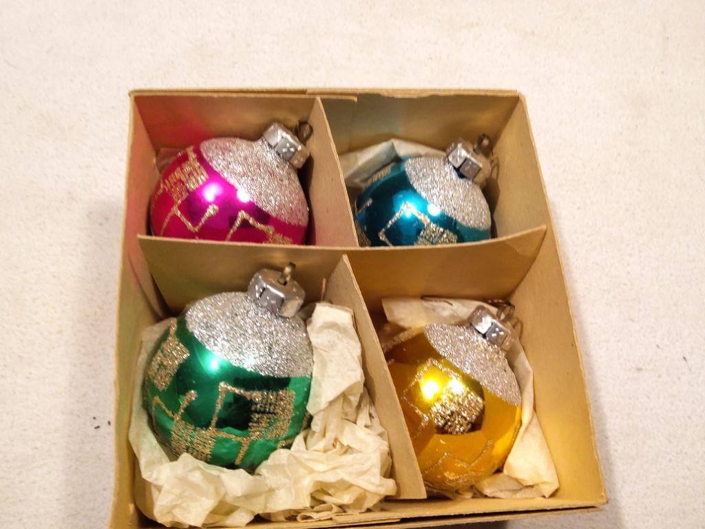4 mooie oude vintage kerstballen met doos, zonder deksel., Ophalen of Verzenden, Zo goed als nieuw