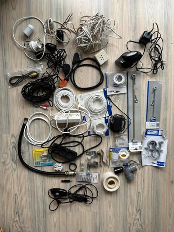 Eén pakket: kabels, haken, telefoon, assorti beschikbaar voor biedingen
