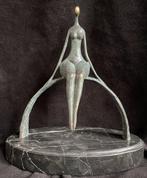 Bronzen abstract zittend meisje op boog, Cesaro zuiver brons, Antiek en Kunst, Ophalen of Verzenden