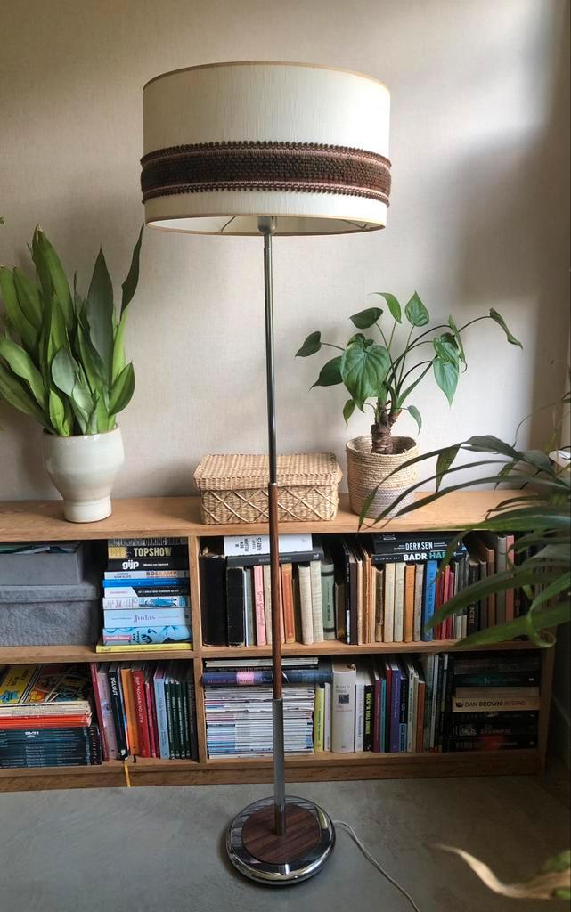 Vintage vloerlamp met kap, Huis en Inrichting, Lampen | Vloerlampen, Gebruikt, 150 tot 200 cm, Hout, Metaal, Stof, Ophalen of Verzenden