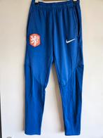 Donkerblauwe trainingsbroek van Nike, Kinderen en Baby's, Kinderkleding | Maat 134, Gebruikt, Sport- of Zwemkleding, Ophalen of Verzenden