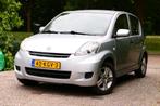 Daihatsu Sirion 1.0 51KW 2009 Grijs NAP goed onderhouden, Voorwielaandrijving, Stof, Metallic lak, Handgeschakeld
