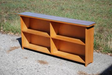 Smalle wandkast vintage beschikbaar voor biedingen