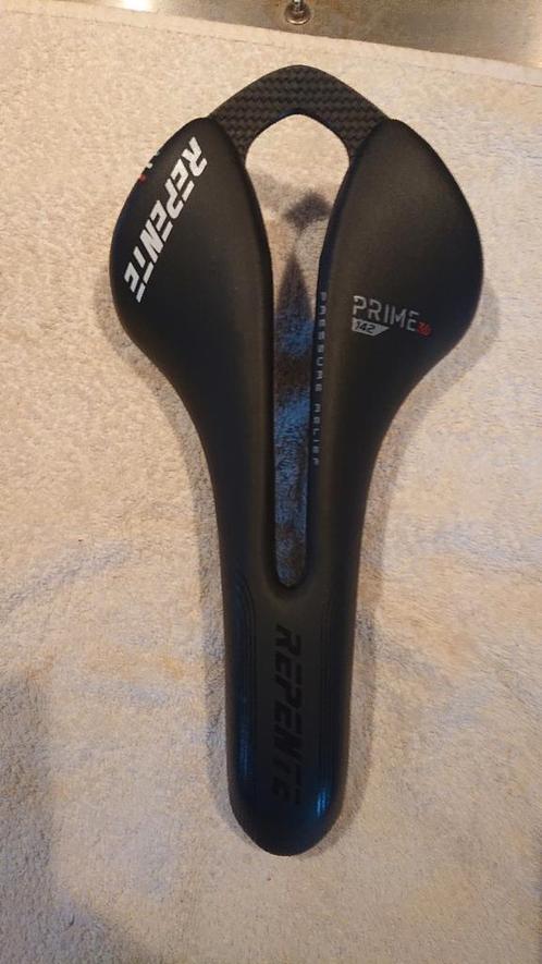 Carbon zadel Astute Repente Prime, Fietsen en Brommers, Fietsonderdelen, Zo goed als nieuw, Mountainbike, Zadel, Ophalen of Verzenden