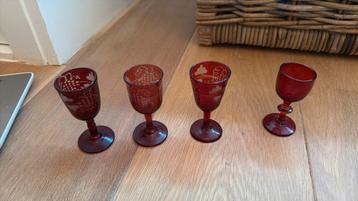 Antieke rode glaasjes beschikbaar voor biedingen